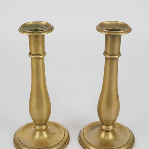 Pair of brass candlesticks 一对铜质烛台

板状的支架，有凸起的轴。上半部分有扣环。有使用过的痕迹，其中一个支架有部分丢失。德国约19&hellip;