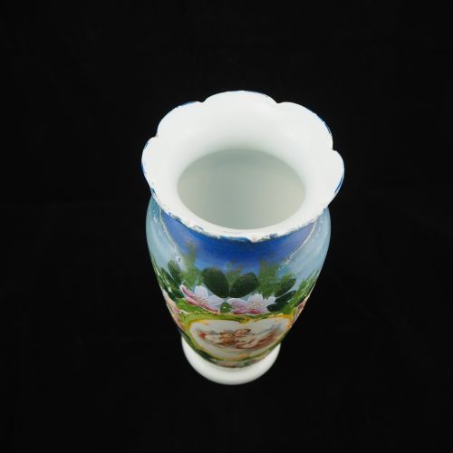 Large vase, Biedermeier around 1820 大花瓶，1820年左右的比德梅尔风格

白色乳白玻璃，口吹，地板上有拆卸的痕迹。口部卷曲&hellip;