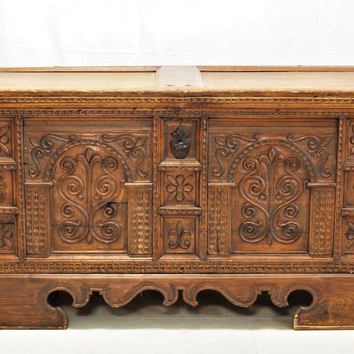 Large baroque chest, 18th century. Large baroque chest, 18th century.

Body made&hellip;