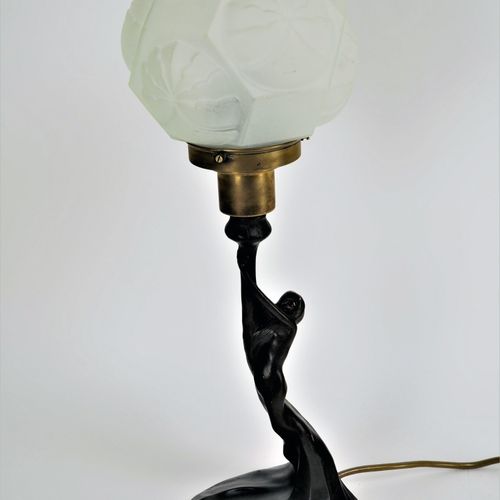 Table Lamp Art Nouveau 新艺术风格的台灯

抛光的金属灯座，黄铜玻璃支架。适用于E27灯泡的插座，电力良好，可能已经更新（没有保证）。有老&hellip;