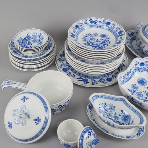 Large dinner and coffee service Hutschenreuther onion pattern. Gran vajilla y se&hellip;