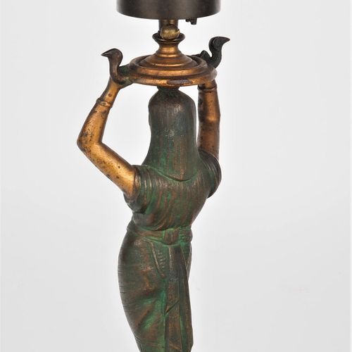 Rare night light clock around 1890 1890年左右罕见的夜光钟

在一个高轴上，形状是一个埃及女人，把钟放在她的头上。圆形支架&hellip;