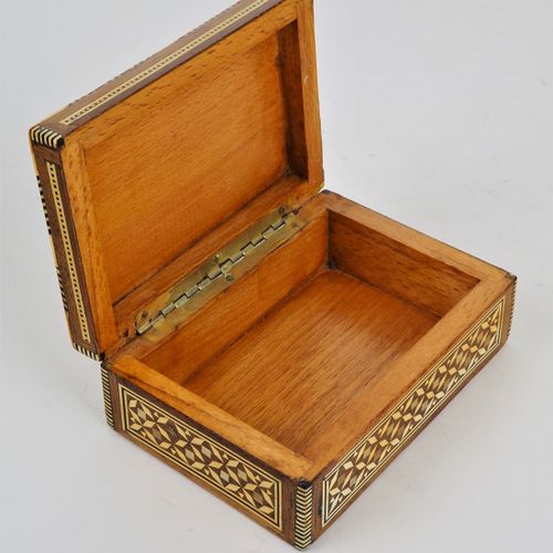 Jewelry box Schmuckkästchen

Korpus aus Hartholz, rechteckige Form mit nach oben&hellip;