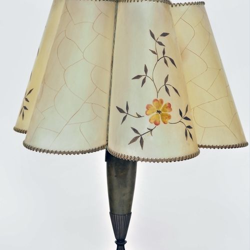 Table lamp, 30s Tischlampe, 30er Jahre

Bronzener Lampenfuß, vasenförmig, mit gr&hellip;