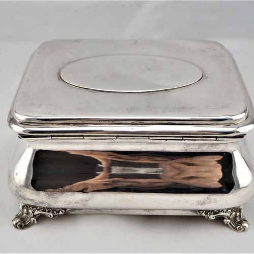 Jewellery box, around 1900 珠宝盒，约1900年

金属制成，镀银，有精心装饰的脚，盖子中间有花卉装饰。强烈的隆起和圆角，可以用碗上锁&hellip;