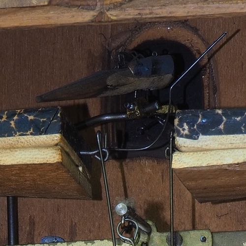 Cuckoo clock around 1900 1900年左右的布谷鸟钟

带屋檐的木箱，正面有雕刻的树叶。布谷鸟坐在顶部。黄铜板机芯，带链式升降机和两个砝码&hellip;