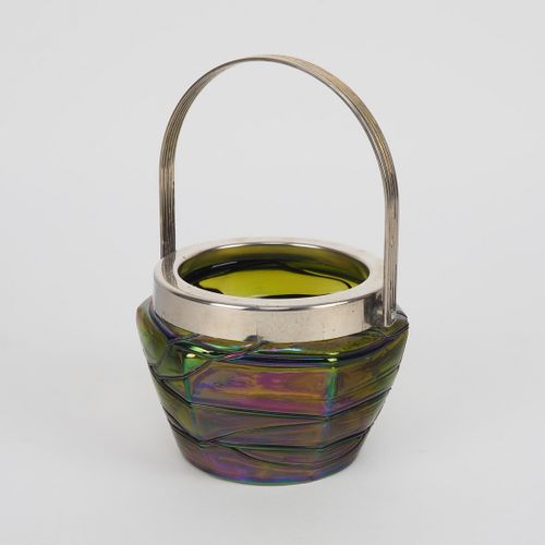 Bowl with handle, 20s 带手柄的碗，20年代

由玻璃制成，绿色和彩虹色。表面有螺纹熔接。顶部边缘有金属支架和手柄。有轻微的岁月痕迹，否则完&hellip;