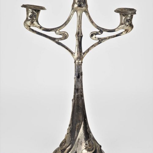Large art nouveau chandelier 新艺术派大型吊灯

有三个臂，宽大的圆形支架，向上渐变。花卉装饰。锡制，镀银，没有可识别的标记。有严重&hellip;