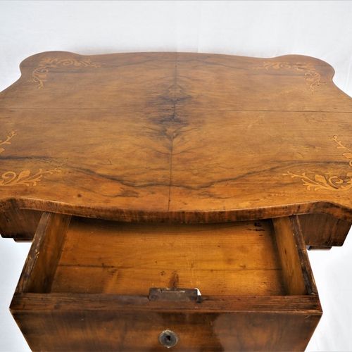 Sewing table, Biedermeier probably 1830 缝纫桌，可能是1830年的比德梅尔式缝纫桌

可能来自维也纳。胡桃木贴面的软木。&hellip;