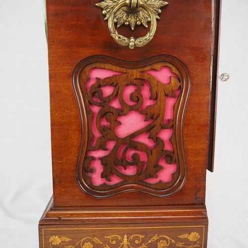 Victorian mare clock, around 1860 维多利亚时代的母钟，1860年左右

沉重的大型机芯，在锻造的粘土螺旋上有一刻钟的敲击声。通&hellip;