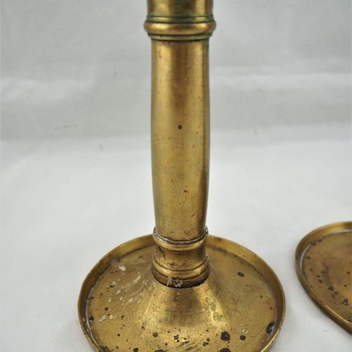 Two Biedermeier candlesticks around 1830 两个1830年左右的比德梅尔式烛台

黄铜制，大板状支架，带螺丝轴。高17厘米&hellip;