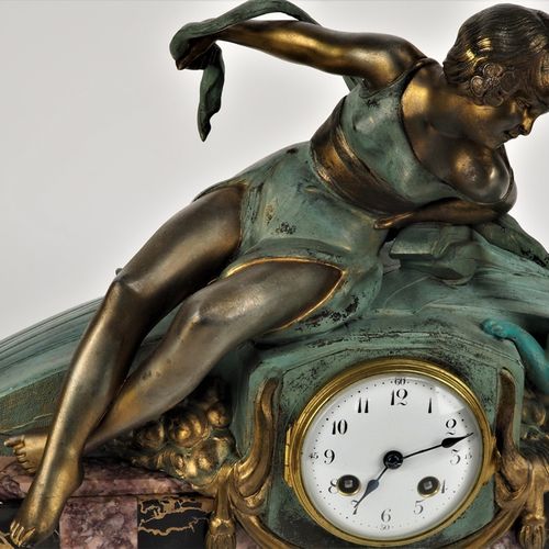 Large Art Deco figure clock, France around 1930 大型装饰艺术人物钟，法国1930年左右

外壳支架由五彩大理石组&hellip;