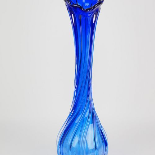 Large vase "Murano", h. 62cm 大花瓶 "穆拉诺"，高62厘米

由透明玻璃制成。有几种蓝色的颜色。强烈的球状底座，渐变到顶部，突出的&hellip;