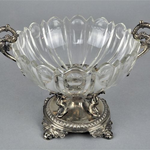 Biedermeier foot bowl, around 1830 Biedermeier脚碗，约1830年

浅色玻璃制成的碗，切割成扇形，装在银质支架上，&hellip;