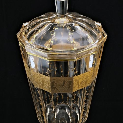 Goblet vase "Moser", Carlsbad 高脚杯花瓶 "Moser"，卡尔斯巴德

明亮的水晶玻璃，刻面切割以及丰富的黄金装饰。中间上方有宽大&hellip;