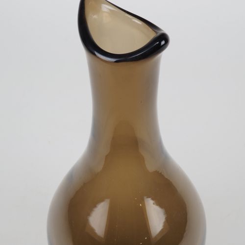 Vase, probably WMF, 70s. 花瓶，可能是WMF，70年代。

厚壁的透明玻璃，棕色的。小的支架，椭圆形，渐变到顶部，船形的脖子。完好无损。&hellip;