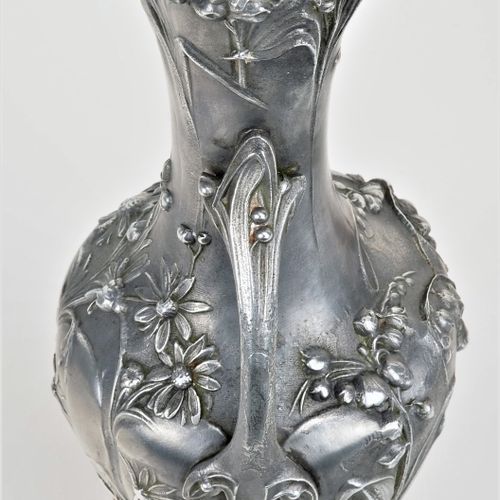 Pair of amphora vases, France around 1900 一对双耳花瓶，法国约1900年

一对花瓶，通常装饰有花卉图案，由金属制成，&hellip;