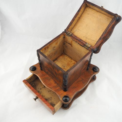 Box around 1880, wood Boîte vers 1880, en bois

teinté à la noix. Formes ondulée&hellip;