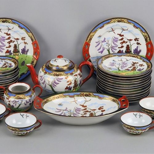Tea service with Chinese decoration 带中国装饰的茶具

非常精美的瓷器，手绘，部分为金色，底部有制造商品牌HEW Bavar&hellip;