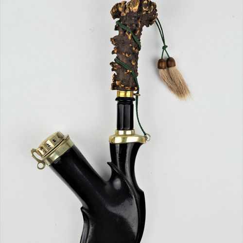 Rare Ulm pipe 罕见的乌尔姆烟斗

所谓的乌尔姆麻袋，可能是木制的，已经发黑。柄部由角和骨制成，烟斗头的设计非常特别，呈火鸡喉瓣状。支架和盖子可能是&hellip;