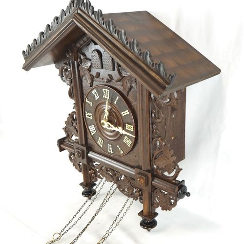 Oversized Train House Cuckoo clock 超大的火车屋布谷鸟钟

雕刻的木箱和锯开的木头。在上部有一个尖尖的屋檐和雕刻的皇冠。大钟面&hellip;