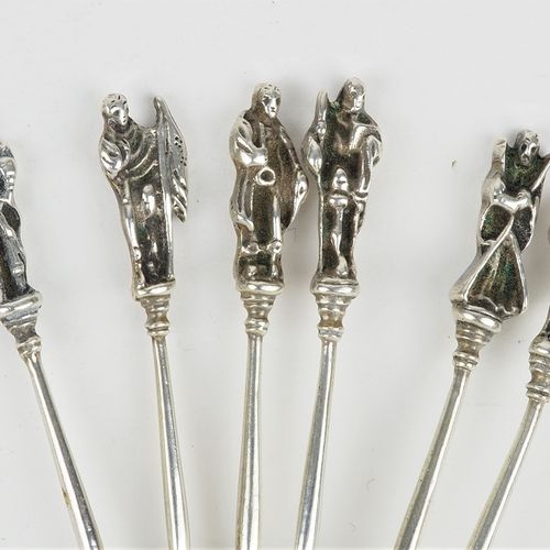 6 coffee spoons with figures of saints, silver. 6 cuillères à café avec des figu&hellip;