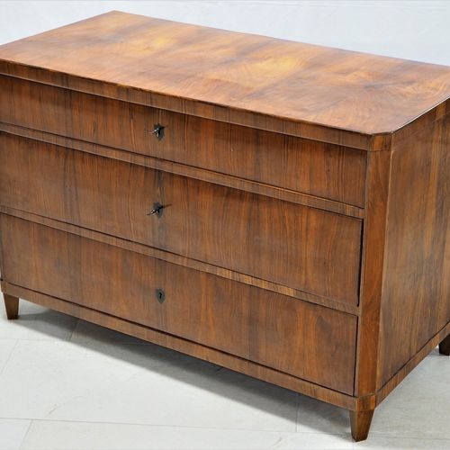 Biedermeier chest of drawers around 1820 Biedermeier Kommode um 1820

Korpus aus&hellip;