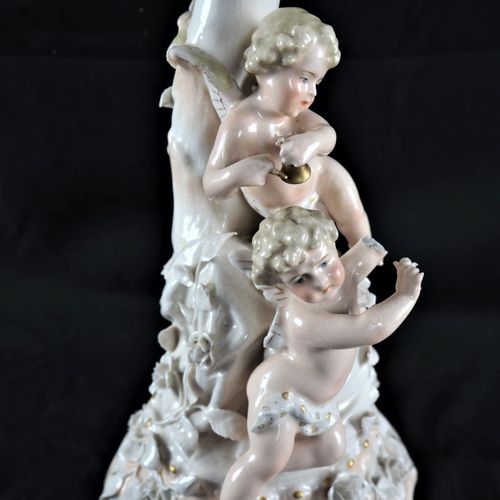 Pair of candlesticks with putti Par de candelabros con putti

De porcelana clara&hellip;