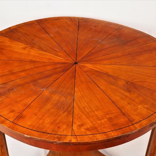 Biedermeier table 比德梅尔桌

三通脚，从它开始有三个厚实的、圆形的、略带锥形的腿。首字母被涂黑。大的圆形桌面，略微翘起，星形饰面，固定在一个&hellip;