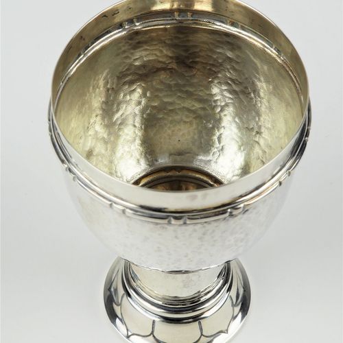 Small goblet, 800 silver, early 20th c. 小高脚杯，800银，20世纪初。

里面有轻微的镀金。支架上有雕刻的叶子图案，杯&hellip;