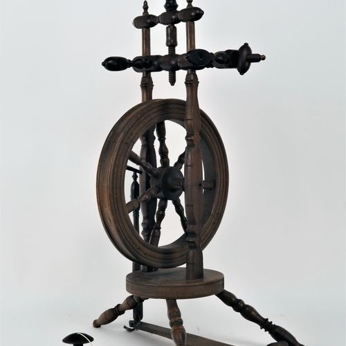 Spinning wheel, around 1880 Roue à filer, vers 1880

Tourné en bois de hêtre et &hellip;
