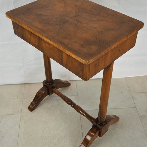 Biedermeier Table, south German around 1820 Biedermeier桌，1820年左右的南德人

胡桃木饰面，内部有抽&hellip;