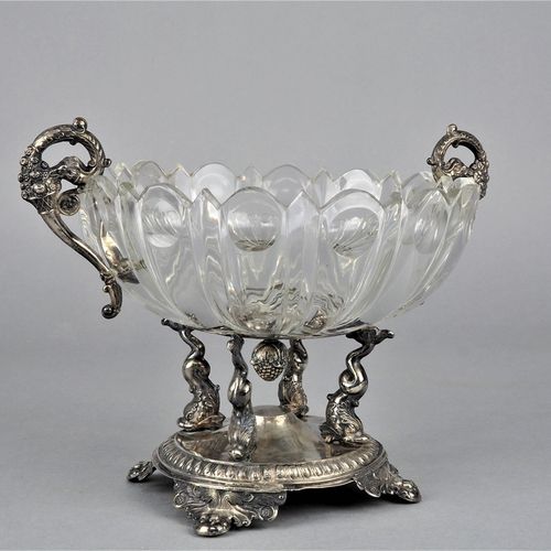 Biedermeier foot bowl, around 1830 Biedermeier脚碗，约1830年

浅色玻璃制成的碗，切割成扇形，装在银质支架上，&hellip;