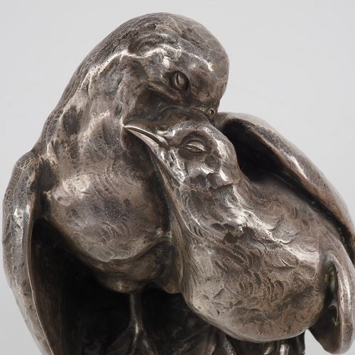 Large bird sculpture around 1900 1900年左右的大鸟雕塑

青铜，在空心铸造中加工，镀银和抛光。雕塑是两只咕咕叫的鸽子，翅膀垂&hellip;