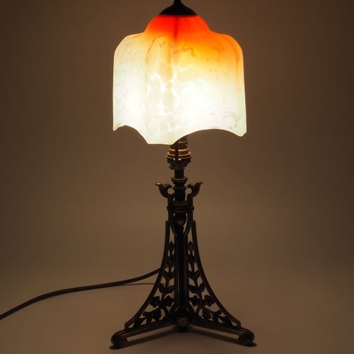 Table lamp France around 1900 Tischlampe Frankreich um 1900

Dreibeiniger Sockel&hellip;