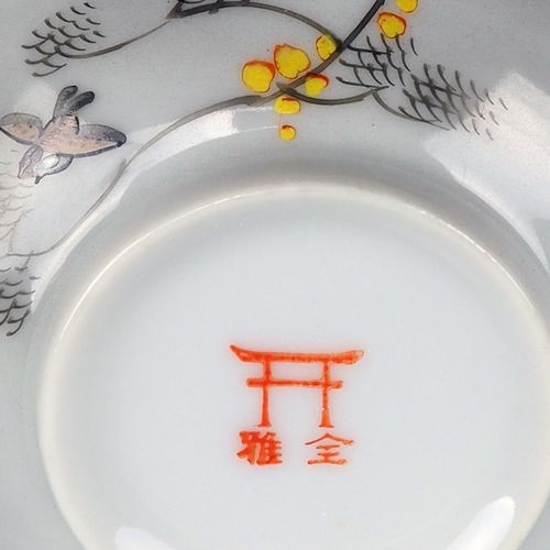 Set Porcelain Japan 瓷器套装 日本

非常精美的瓷器，白色釉面，金边。手绘有猎鹰的图案。由茶杯、茶碟和蛋糕盘组成（直径18.5厘米）。状况良&hellip;
