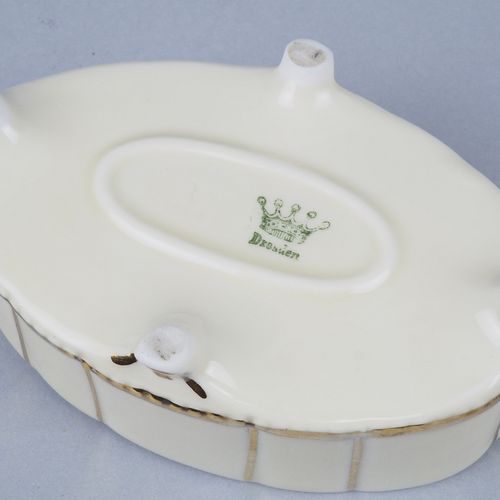 Oval lidded box Caja con tapa ovalada

Caja de porcelana con esmalte marfil, dec&hellip;