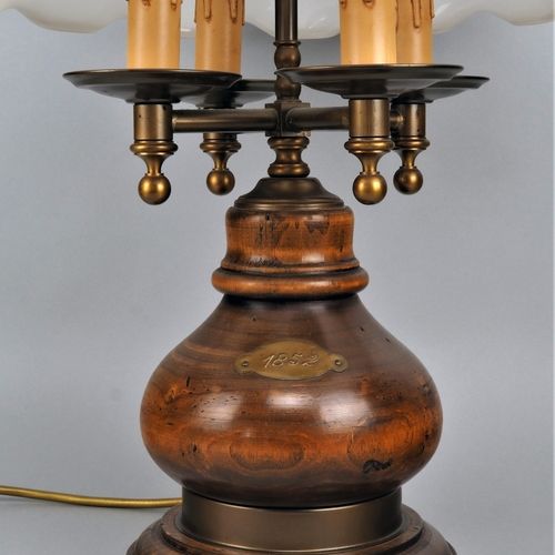 Large Table lamp 大型台灯

重型支架由异型胡桃木制成，在它上面连接着金属支架（可能是青铜），支架上有四个带E14插座的蜡烛燃烧器。在上部有手柄&hellip;