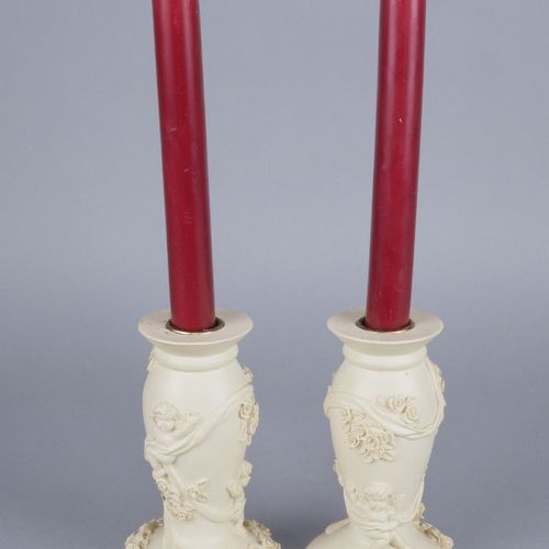 Pair of Candlesticks 一对烛台

设计精美，有很多浮雕装饰（玫瑰，藤蔓，普蒂）。大量铸造的奶油色。配有蜡烛和玫瑰花束。状况良好，使用过。高1&hellip;