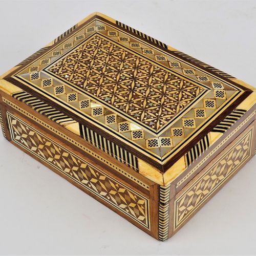 Jewelry box Schmuckkästchen

Korpus aus Hartholz, rechteckige Form mit nach oben&hellip;