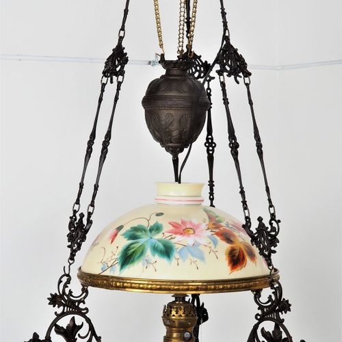 Large living room lamp, around 1890 大客厅灯，1890年左右

可调节高度的吸顶灯，以前是用煤油供电。灯体由铸铁部件制成，结&hellip;