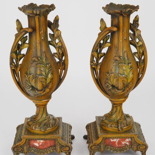 Pair of side plates/vases around 1880 1880年左右的一对边盘/花瓶

由金属制成，带褐色光泽，装饰有花和藤蔓。方形支架上&hellip;