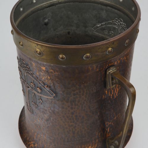 Vase with handle Art Nouveau around 1910 1910年左右的新艺术派带柄花瓶

由金属（可能是铜）和黄铜制成。主体为锤击设&hellip;