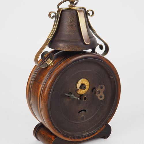 Large alarm clock around 1900 1900年左右的大闹钟

非常具有装饰性的闹钟，由Pfeilkreuz（汉堡，美国钟表厂）Laden&hellip;