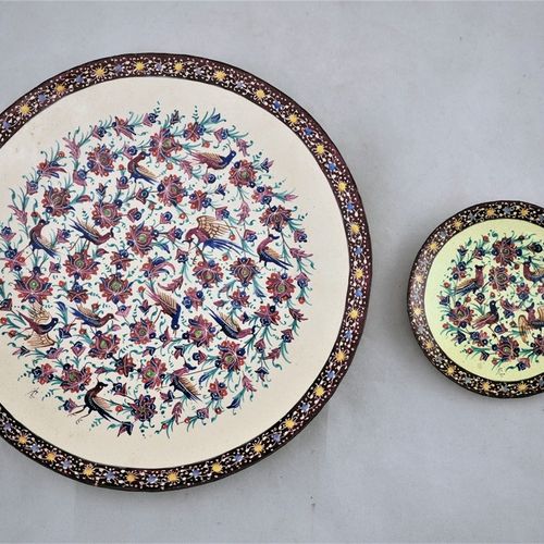 Set of enamel plates with folklore motif, 2 pieces Ensemble d'assiettes en émail&hellip;