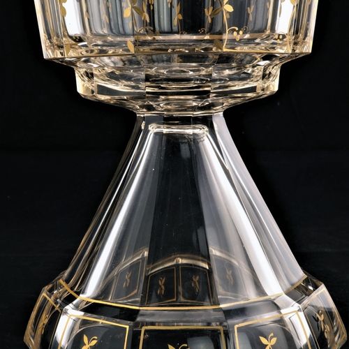 Goblet vase "Moser", Carlsbad 高脚杯花瓶 "Moser"，卡尔斯巴德

明亮的水晶玻璃，刻面切割以及丰富的黄金装饰。中间上方有宽大&hellip;