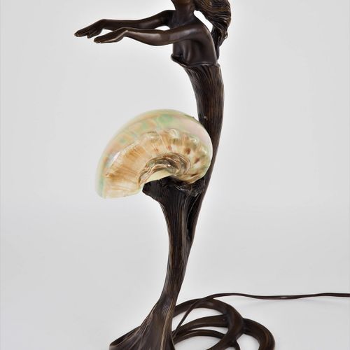 Art Nouveau style table lamp 新艺术主义风格的台灯

灯座由青铜制成，经过抛光处理，呈女性形象，伸出手臂，挥舞着头发。 镂空支架。中&hellip;