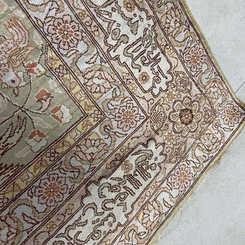 Hereke, Turkey - silk carpet Hereke, Turquie - tapis en soie

noué à la main, so&hellip;