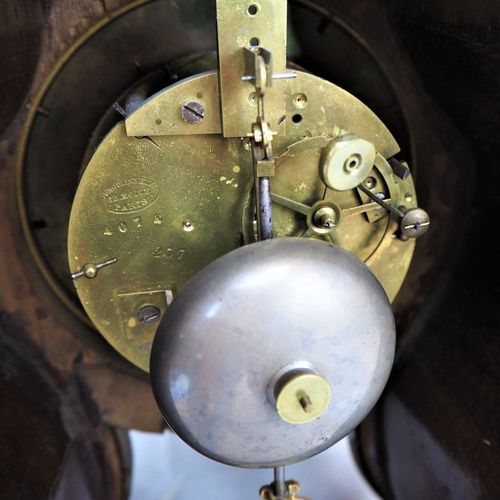French chest clock around 1850 1850年左右的法国胸钟

桃花心木表壳，铃铛敲击半小时，动力储备14天，表盘和钟摆为青铜材质，镀&hellip;