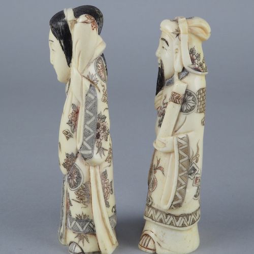 Pair of ivory figures 一对象牙雕像

雕刻的人物。一个女人手里拿着一个麻袋，一个男人拿着一个卷轴，抚摸着他的胡子。两人都有精细的刻字装饰，&hellip;
